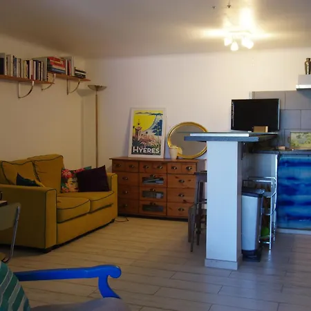 Un Jardin Pres De La Апартаменты Йер